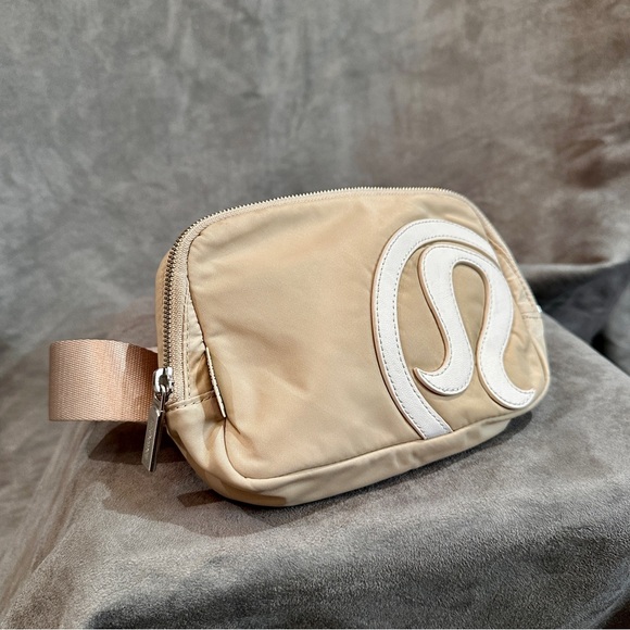 Lululemon Everywhere Belt Bag White Opal Trench Neutral Crossbody Travel O/S - Picture 8 of 16